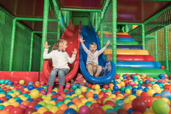 Indoor Kletterpark mit abwechslungsreichen Kletterlinien bei Hapik.