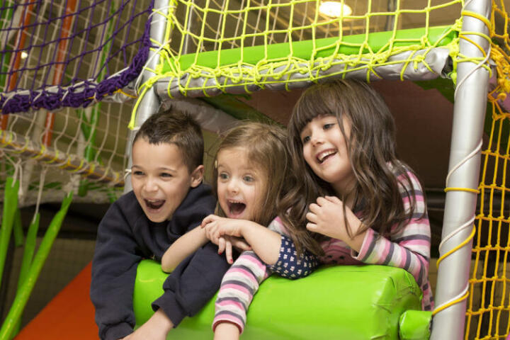 Indoor Kletterpark mit abwechslungsreichen Kletterlinien bei Hapik.